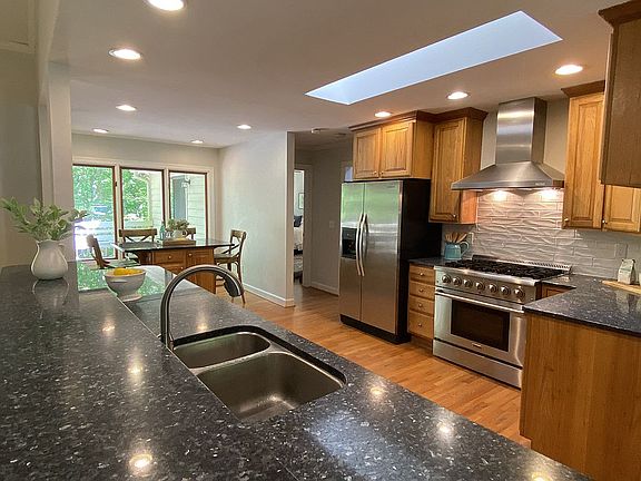 Kitchen & breakfast nook