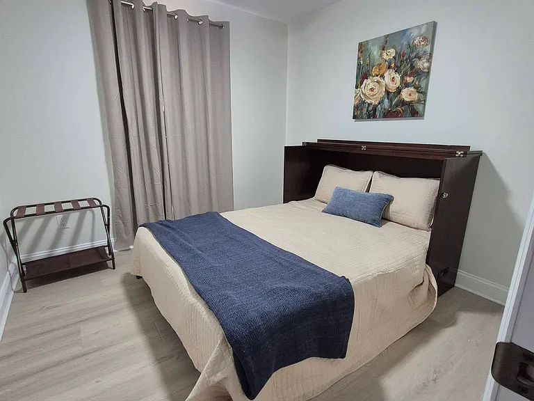 2nd bedroom, Queen bed.