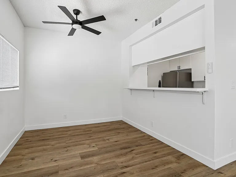 521 N Kenmore Ave #102 — Photo 6