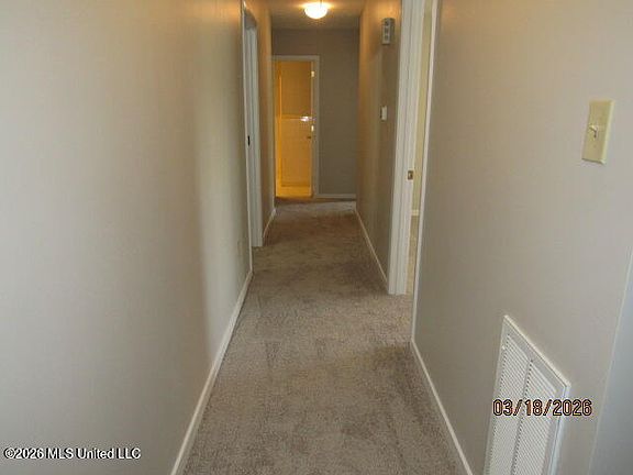 5th image of 718 Woodhill Rd