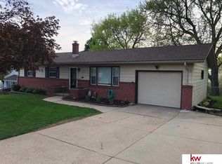 926 N 74th St, Omaha, NE 68114