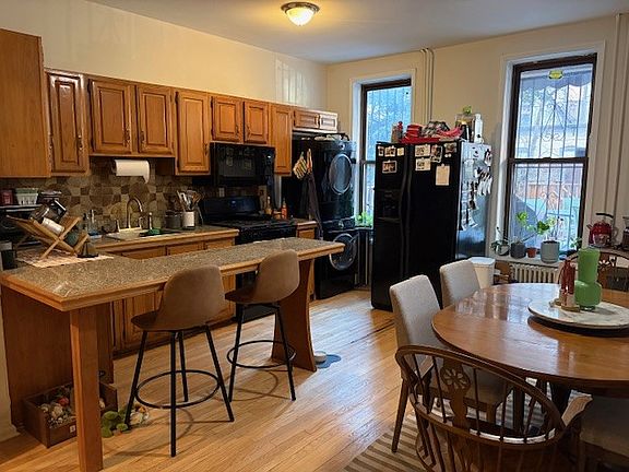 3rd image of 940 Willow Ave APT 1