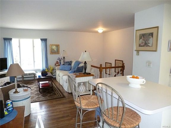 4th image of 58 Scarborough Cir