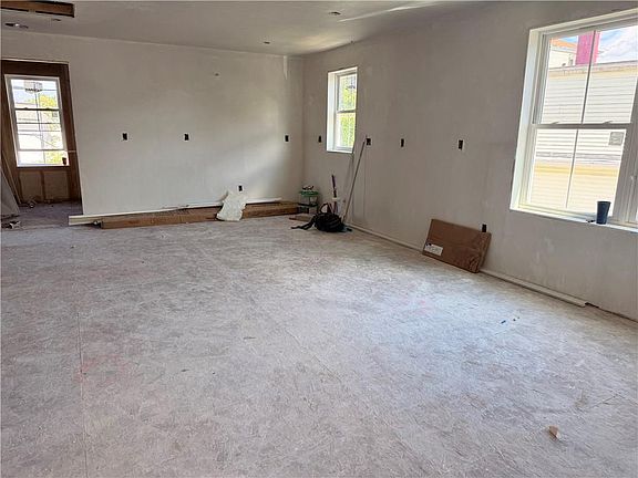 3rd image of 27 Carter St