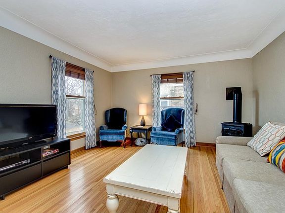3rd image of 901 Hawthorne Ave E