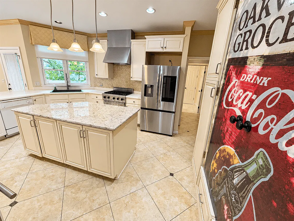 5 bed, 4.5 bath, 5736 sqft, $4,400 — Photo 4