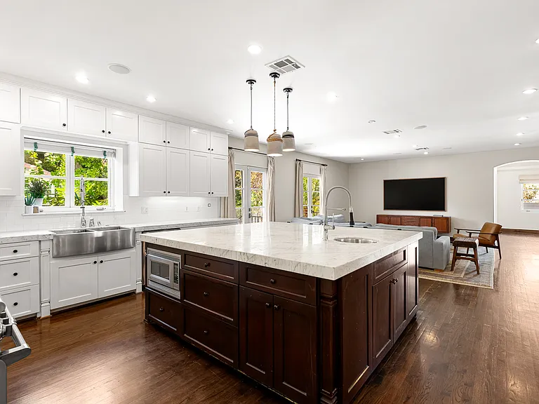 4363 Irvine Ave — Photo 5