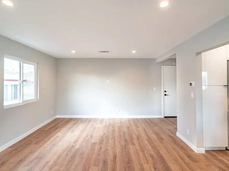 5847 Willoughby Ave — Photo 14
