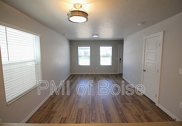 960 S Nautilus Ave — Photo 7