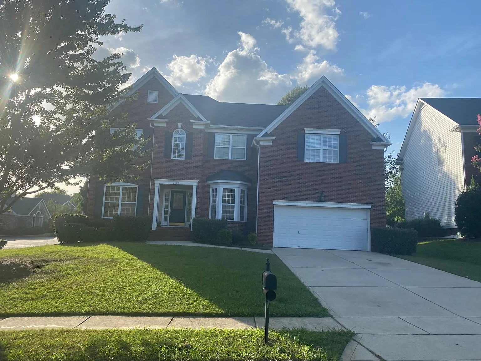 5 bed, 2840 sqft, $2,850 — Photo 2