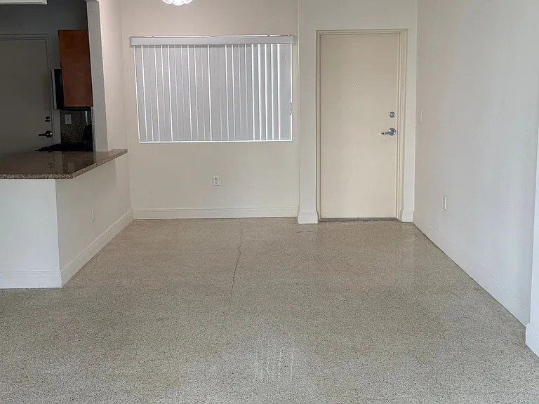 191 Bay Dr #5 — Photo 2