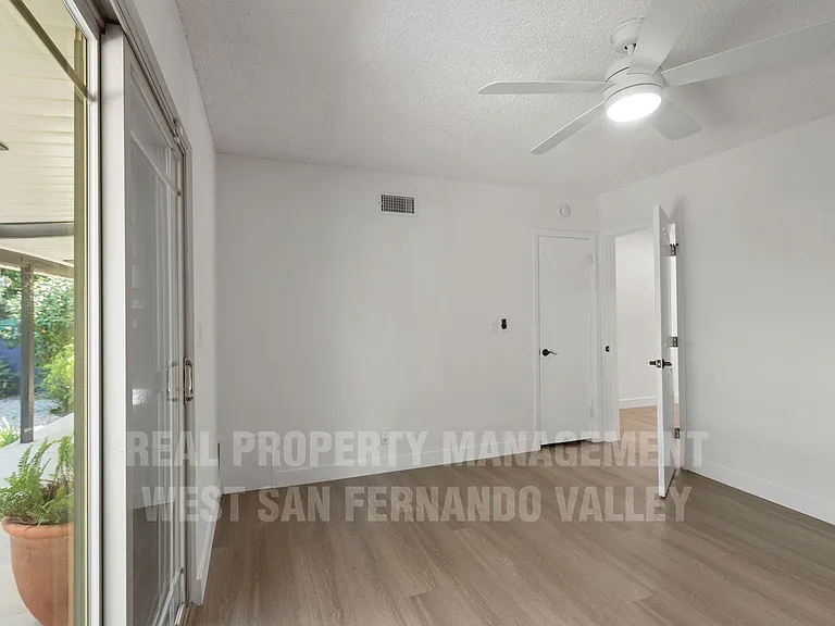 12920 Aetna St — Photo 22