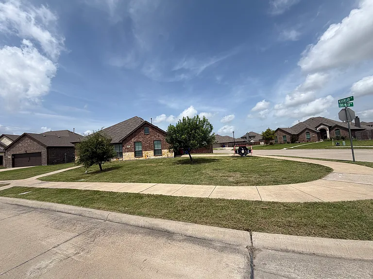 1917 Louis Miller Dr — Photo 2