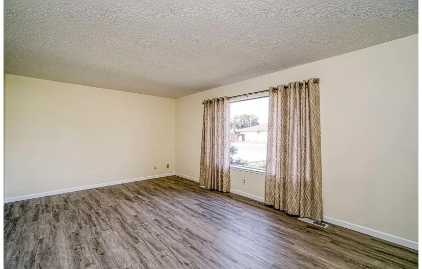 Building Photo - 663 E Sample Ave