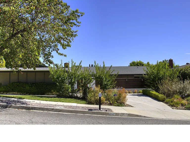 22427 De Kalb Dr — Photo 1