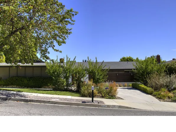 22427 De Kalb Dr, Calabasas, CA 91302
