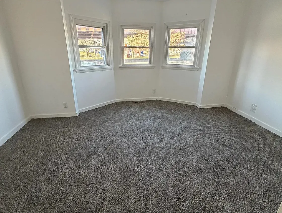 3 bed, 1000 sqft, $1,590 — Photo 2