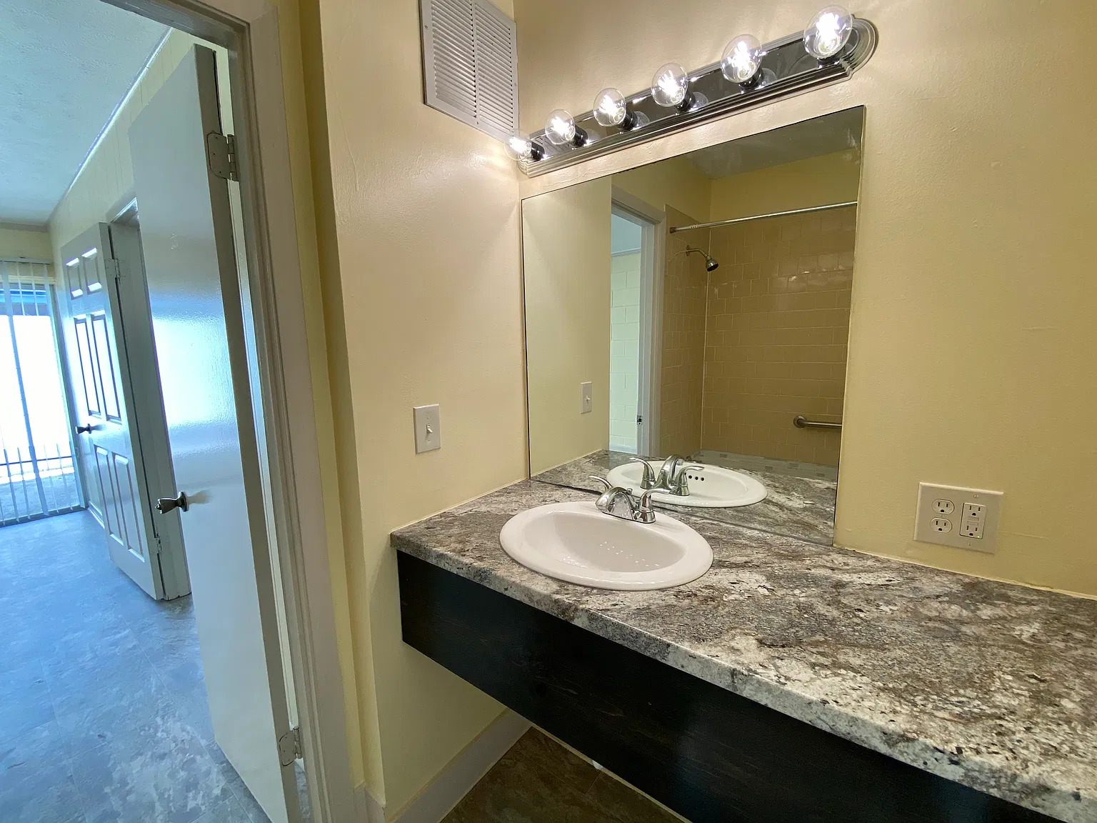 1 bed, 590 sqft, $900 — Photo 4