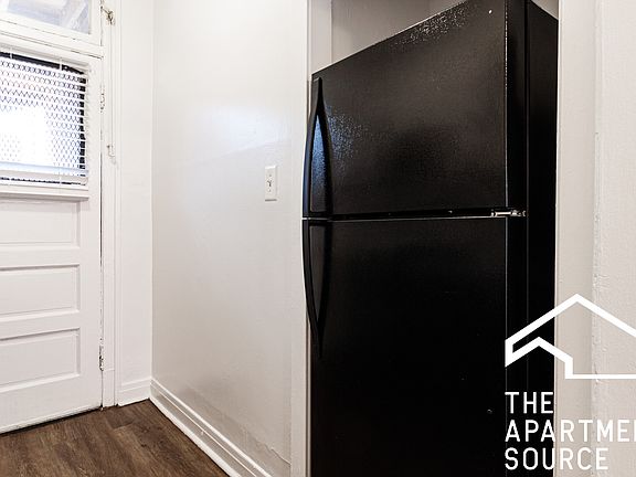 5th image of 642 W Cornelia Ave APT 1S