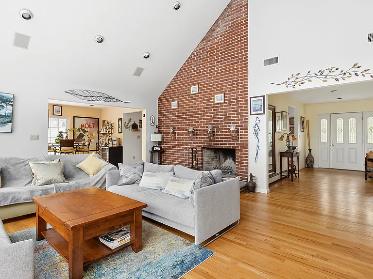 Laurel Ln — Photo 10