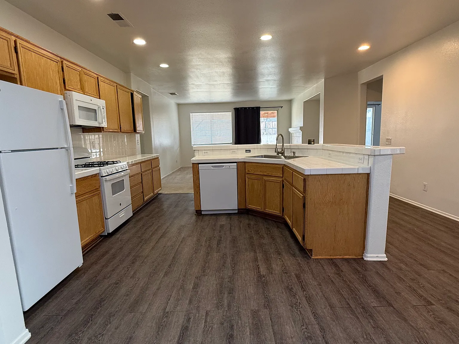4 bed, 2400 sqft, $2,500 — Photo 3