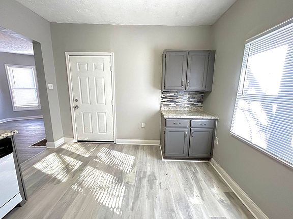4th image of 144 Oxford Ave