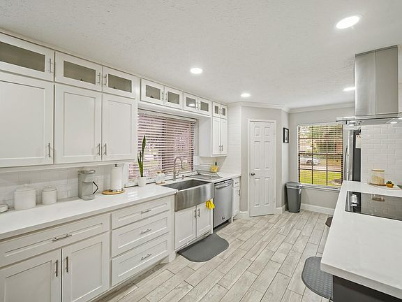 4th image of 15831 Ridge Park Dr