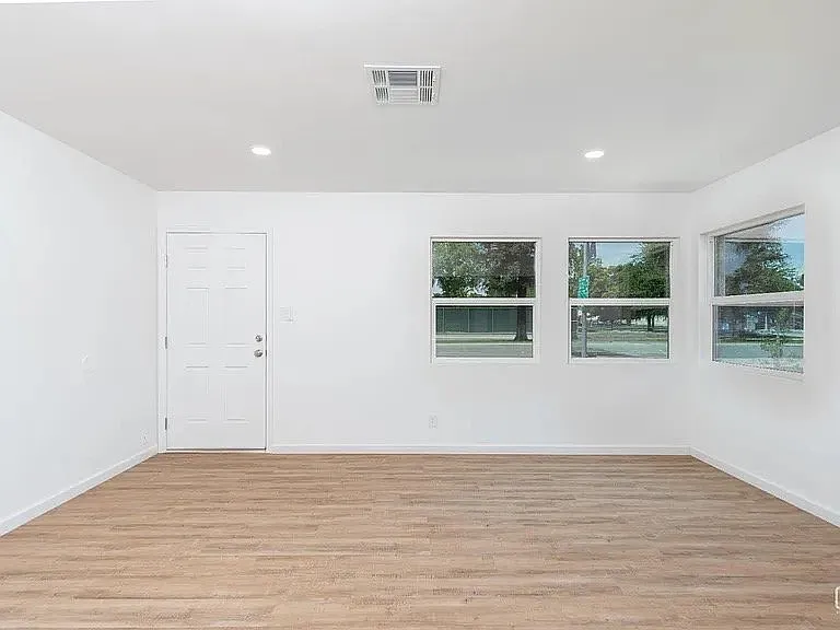 2907 Truxtun Ave — Photo 10