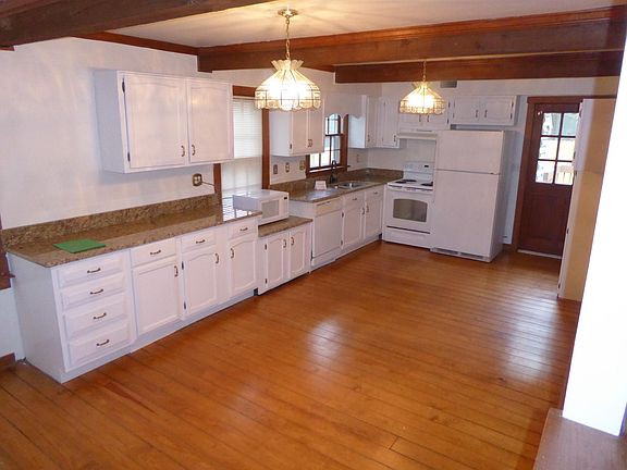 Large eat in kitchen with granite counter tops
