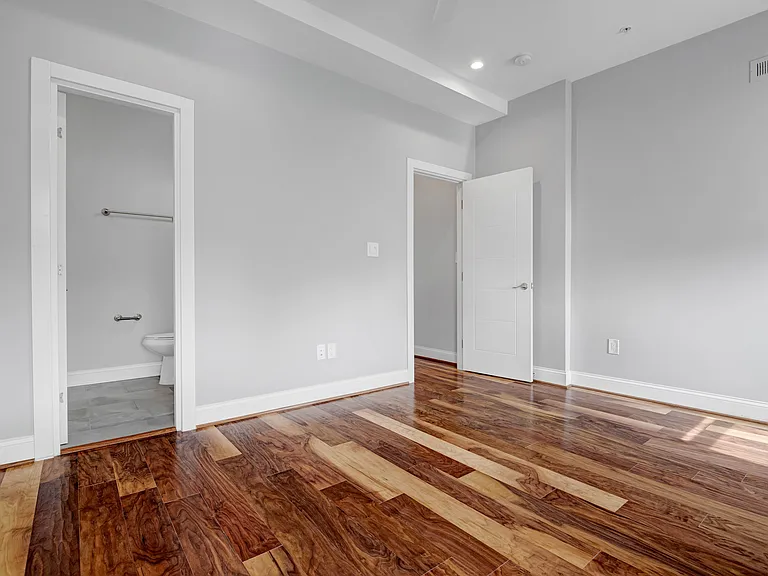 1105 7th St NE #2 — Photo 9