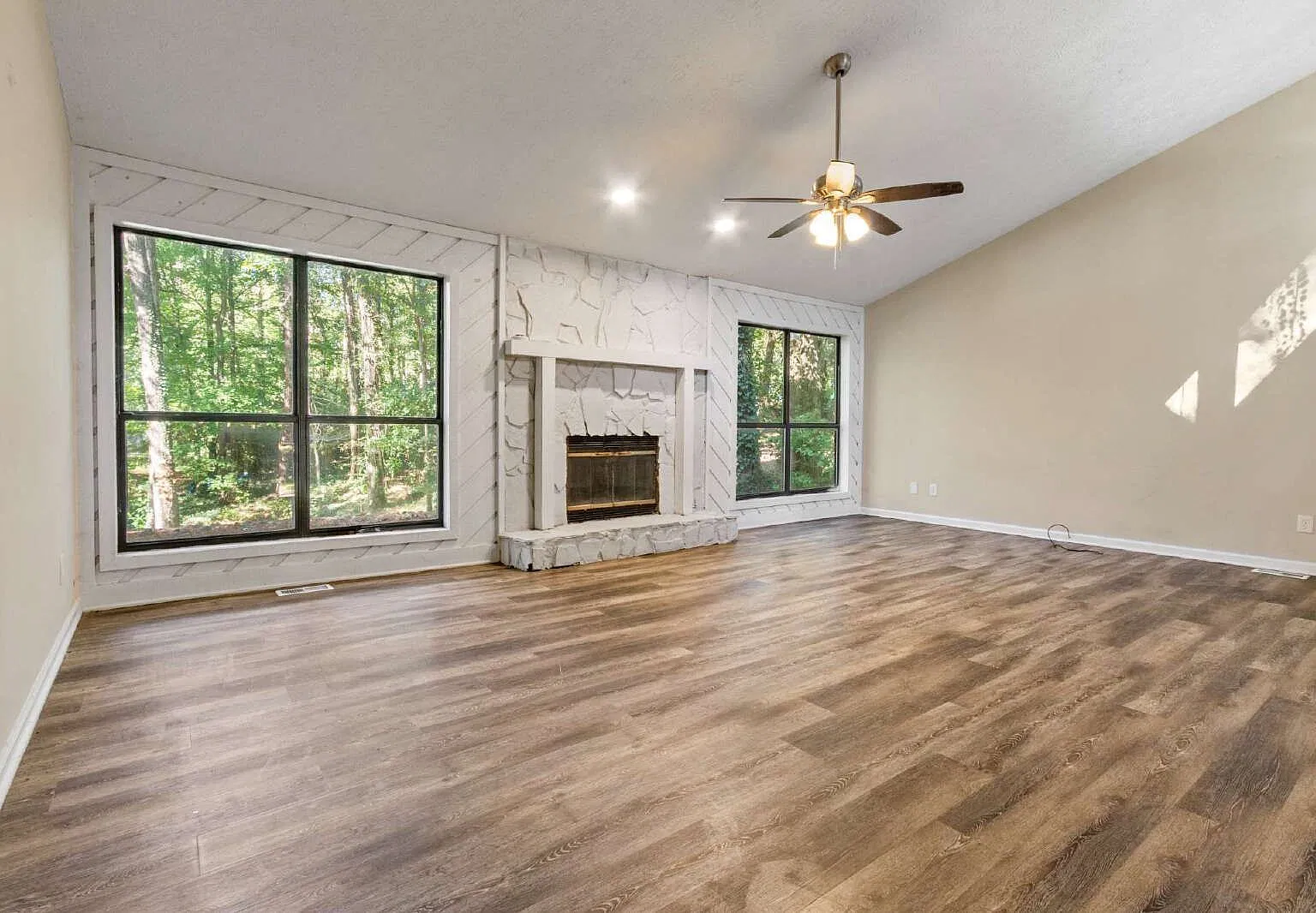 3 bed, 2.0 bath, 1842 sqft, $2,300 — Photo 4