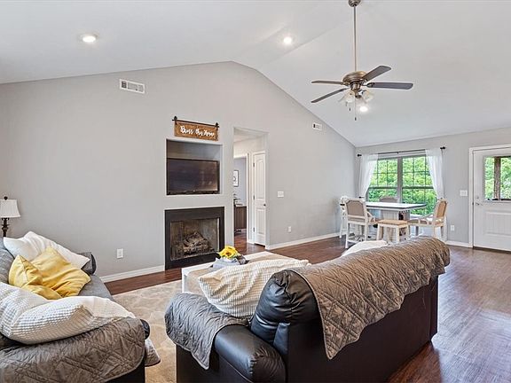 3rd image of 17 Sullivan Dr