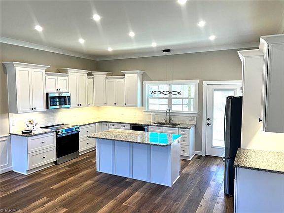 4th image of 2142 Elizabeth Dr