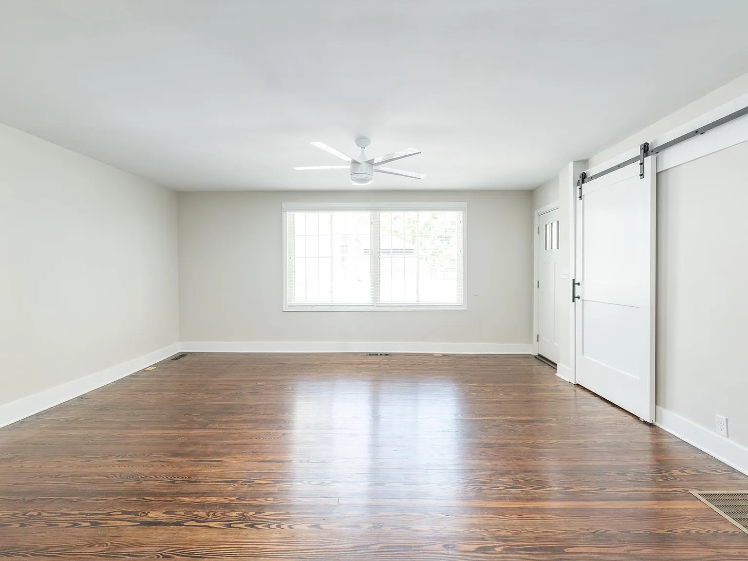 2 bed, 950 sqft, $2,300 — Photo 3