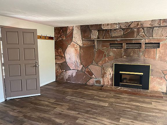 Upper Unit Gas Fireplace