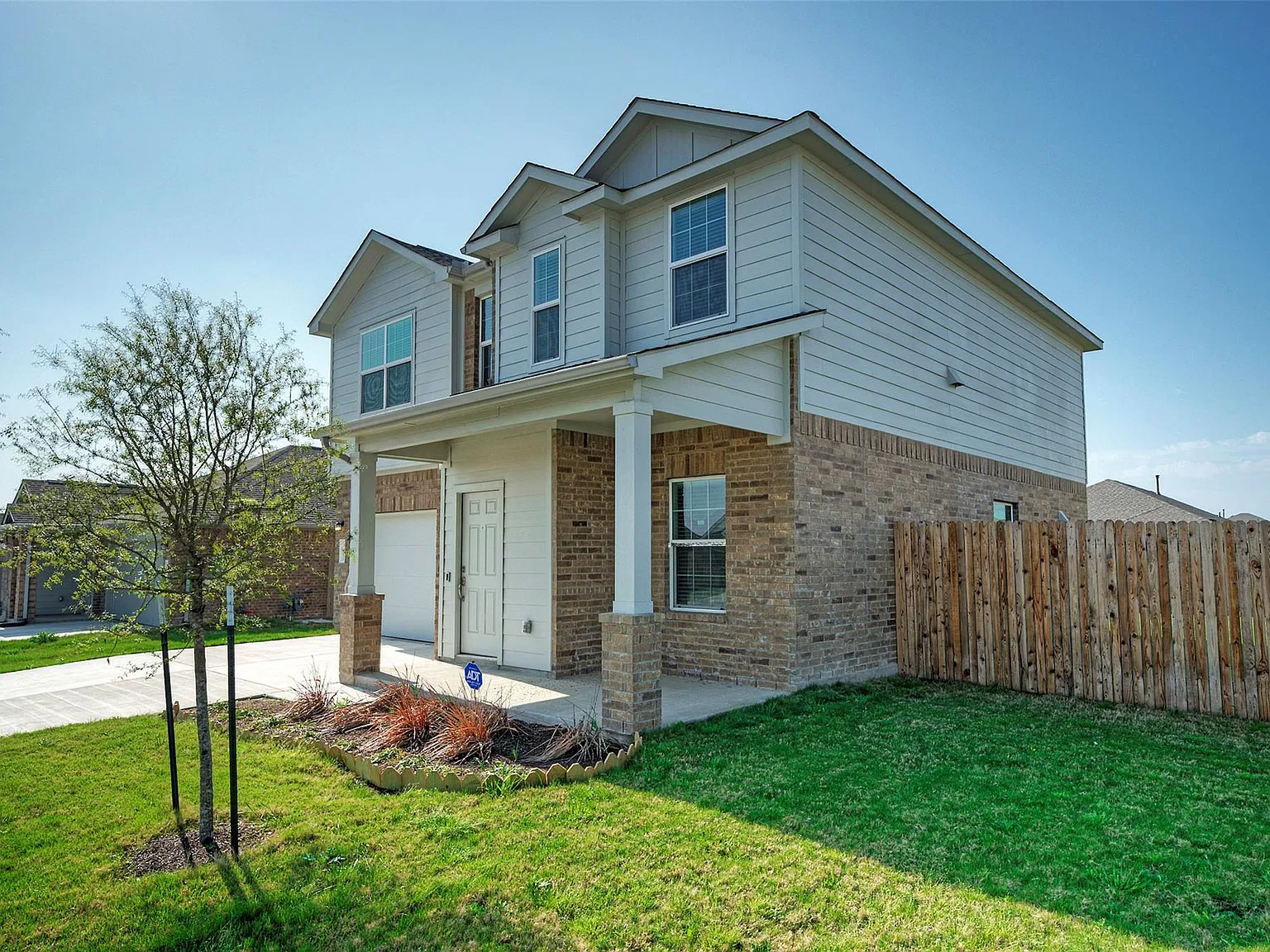 3 bed, 2.5 bath, 2104 sqft, $2,045 — Photo 2