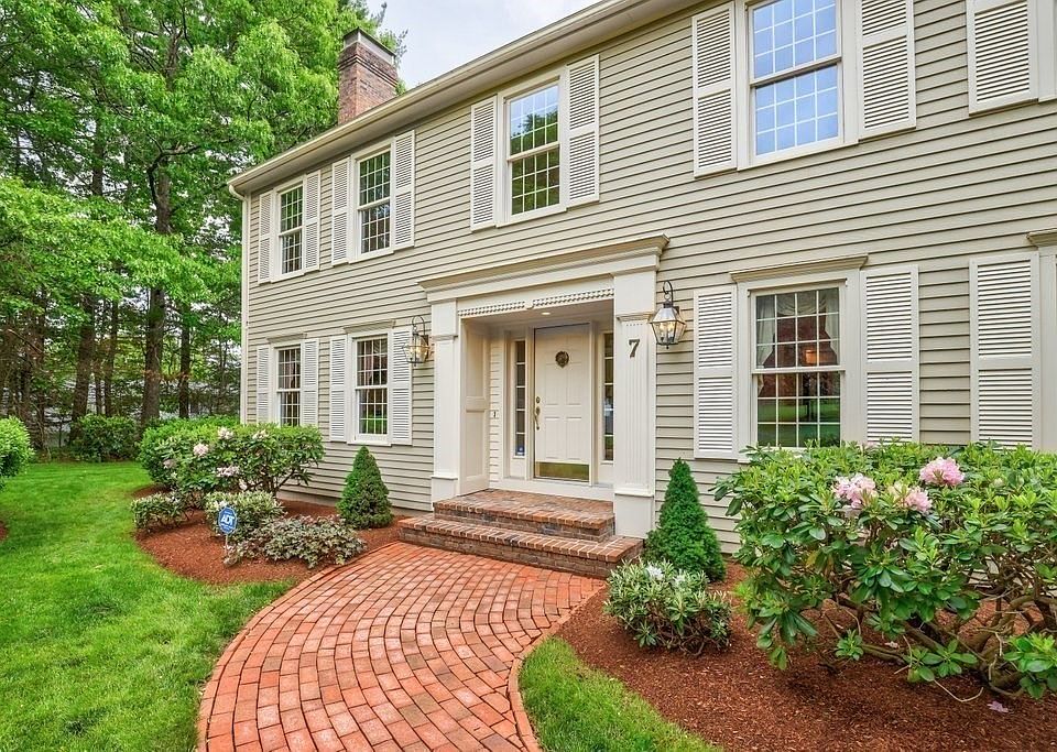 1st image of 7 Village Green Ln