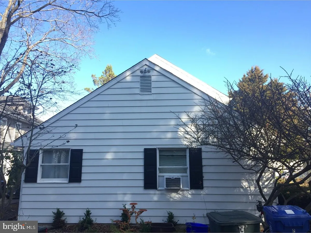 Building Photo - 213 Laurel Ave #C