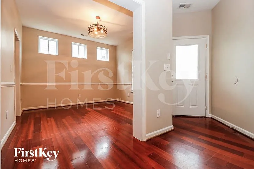 5 bed, 3.0 bath, 2442 sqft, $2,485 — Photo 3