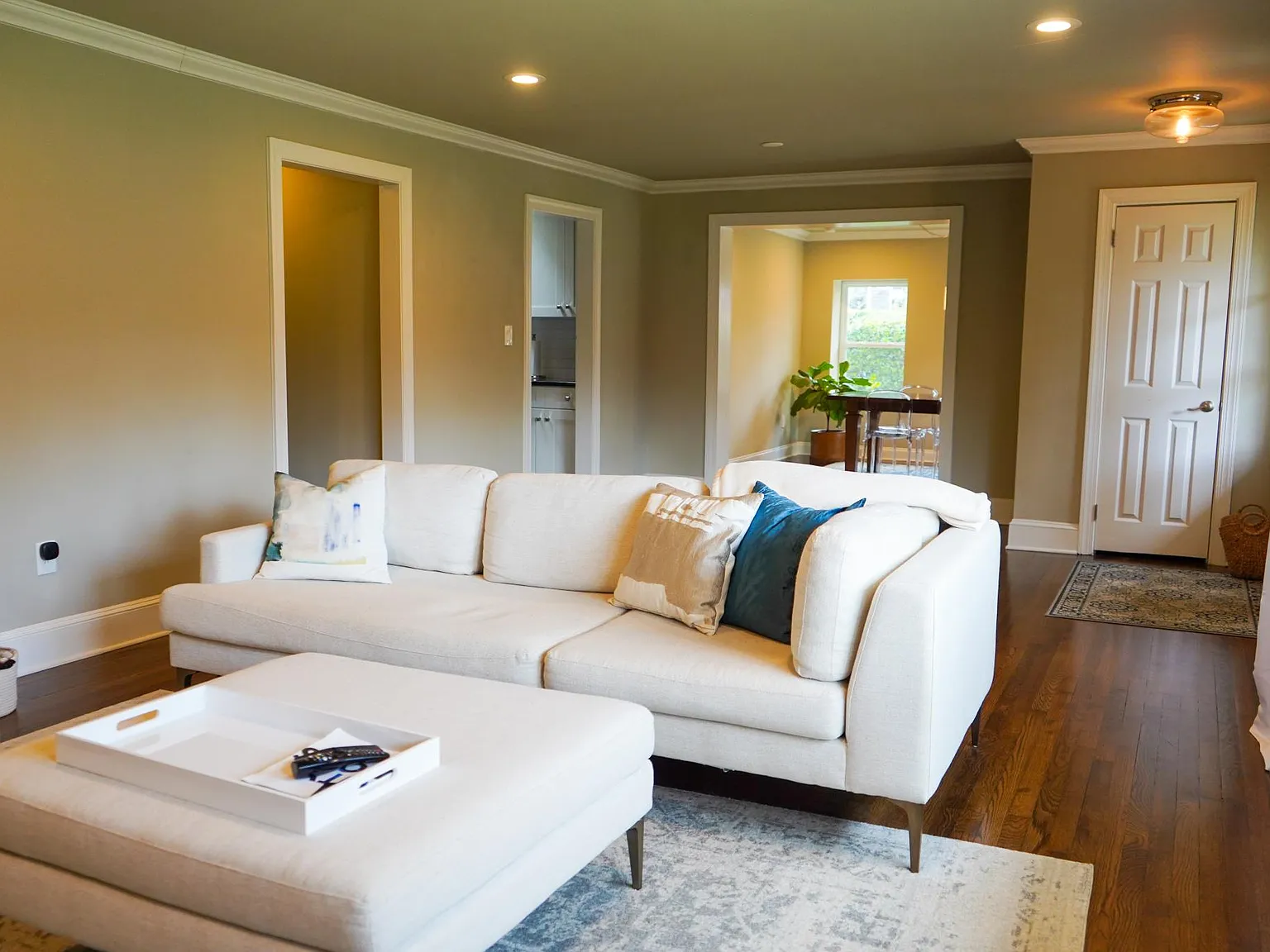 3 bed, 1927 sqft, $3,295 — Photo 3