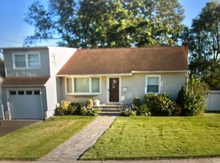 3890 Clove Ct, Seaford, NY 11783