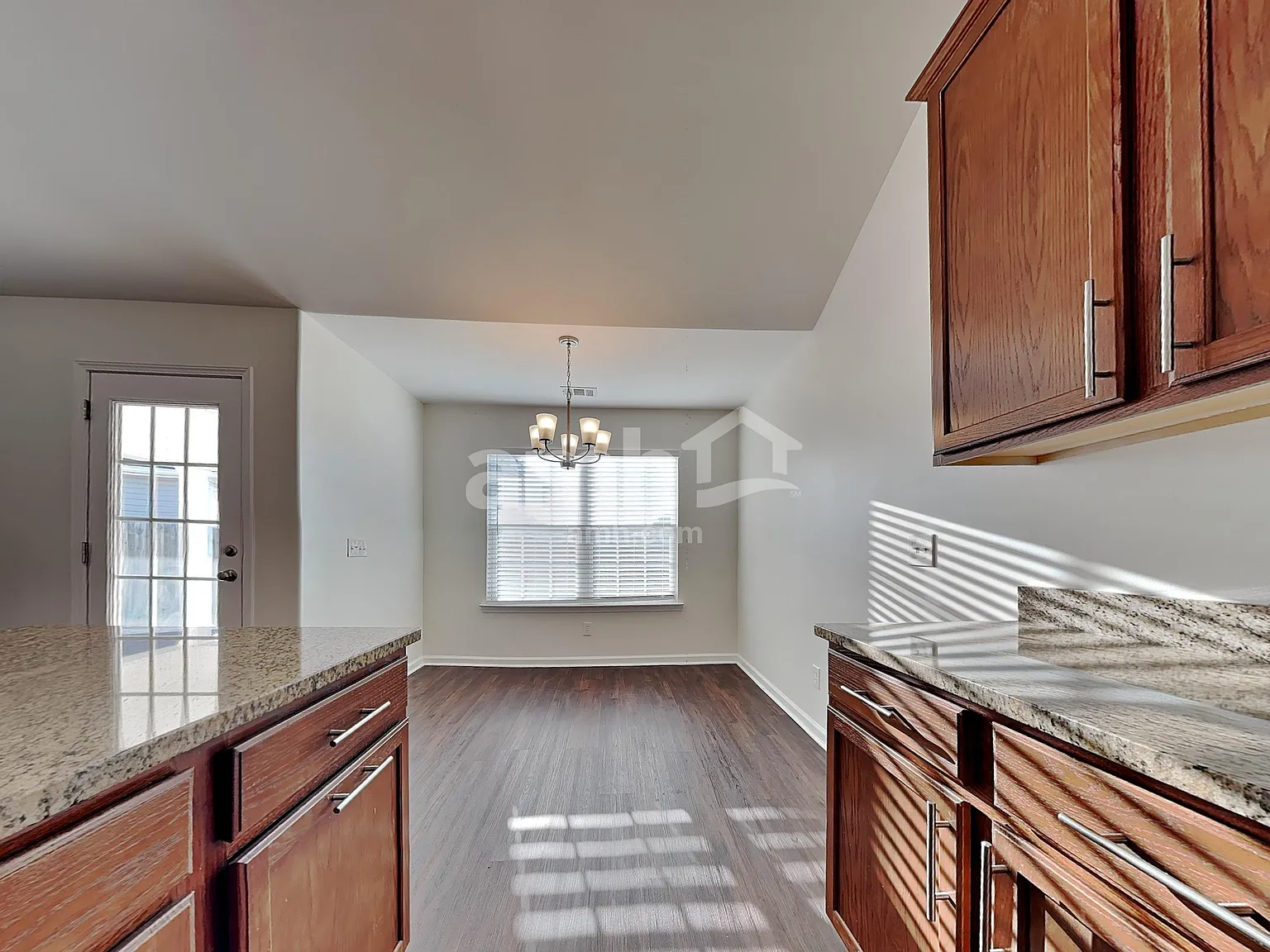 3 bed, 2.0 bath, 1689 sqft, $2,325 — Photo 3