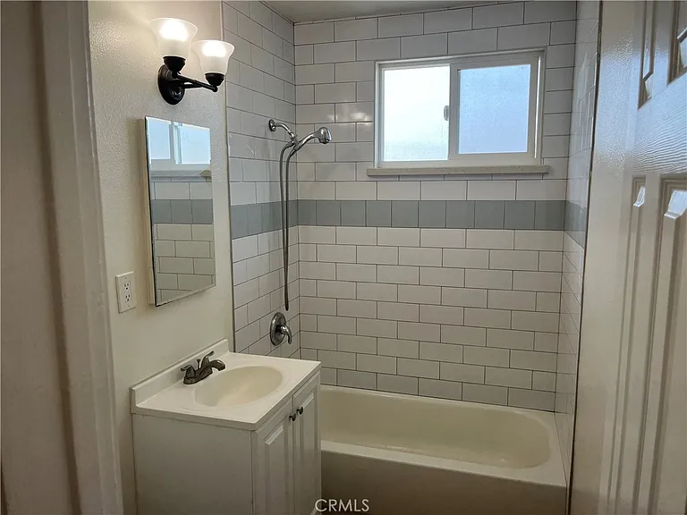 1056 Wallgreen St — Photo 4