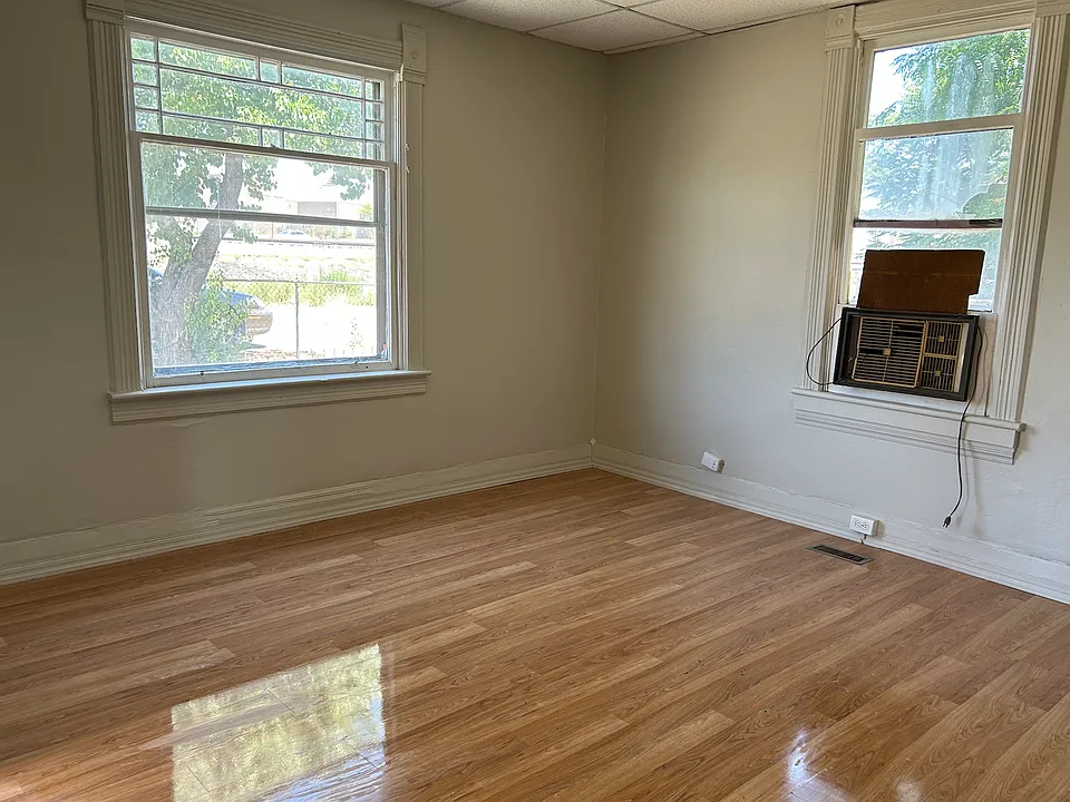 279 W Railroad Ave
