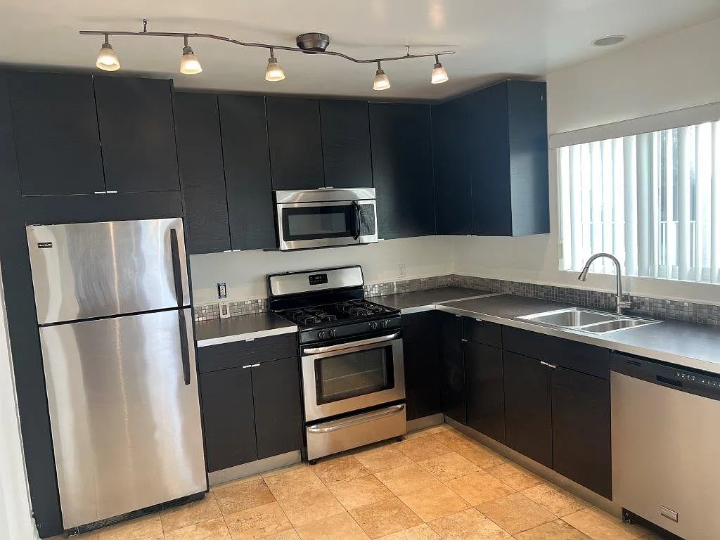 3 bed, 1350 sqft, $4,395 — Photo 3
