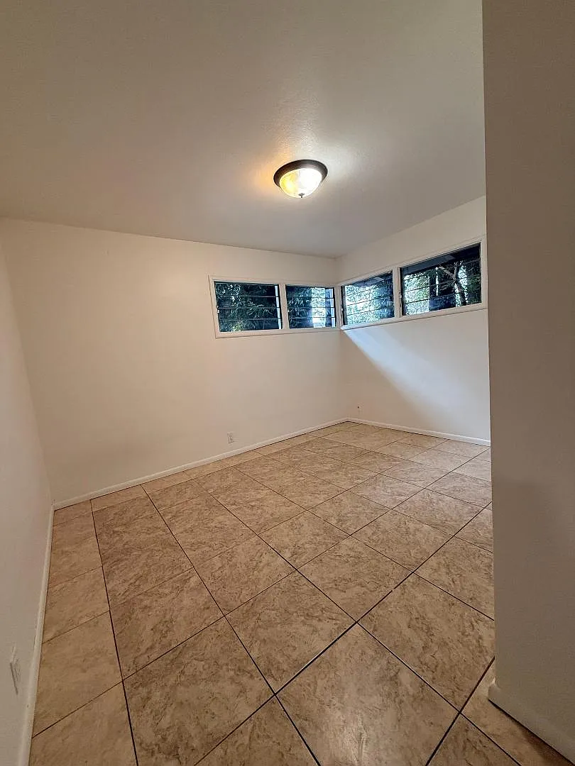 4 bed, 2099 sqft, $2,100 — Photo 4