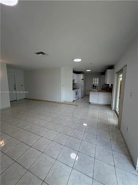 3 bed, 1593 sqft, $4,200 — Photo 2