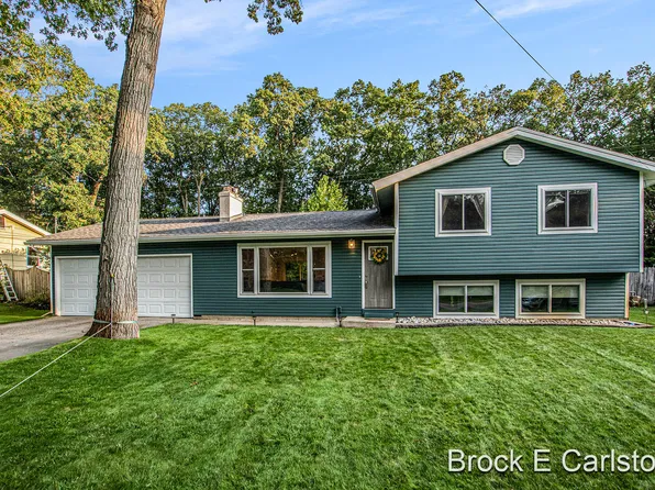 1650 Bonneville Dr, Norton Shores, MI 49441
