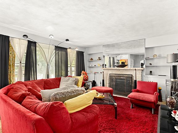 5th image of 2907 N Sheridan Rd