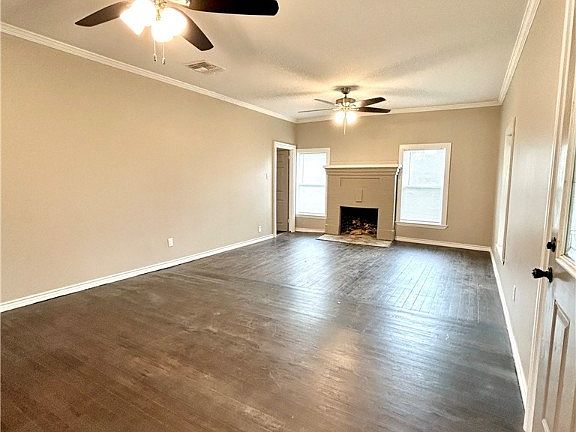 2nd image of 1101 E Crockett St